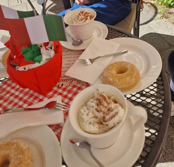 Eine Kaffeetafel mit italienischer Dekoration.